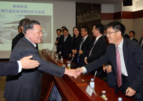 정몽구 회장이 양재동 현대차 본사를 방문한 베이징현대 우수 딜러들과 악수를 하고 있는 모습.