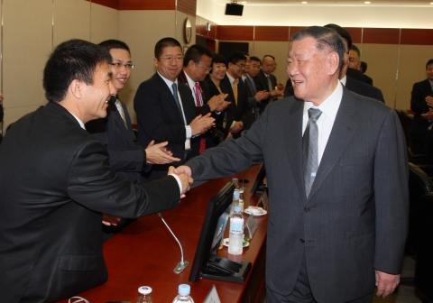 정몽구 회장이 양재동 현대차 본사를 방문한 베이징현대 우수 딜러들과 악수를 하고 있는 모습.