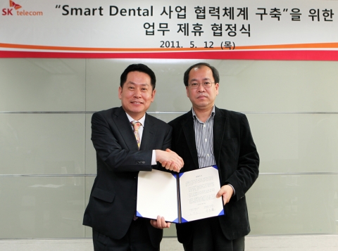 SK텔레콤 신창석 기업사업본부장(사진 왼쪽)과 바텍코리아 노창준 회장(사진 오른쪽)이 12일 SK텔레콤 남산사옥에서 치과를 중심으로 한 스마트 헬스 사업 공동 추진을 위한 협약을 체결했다.