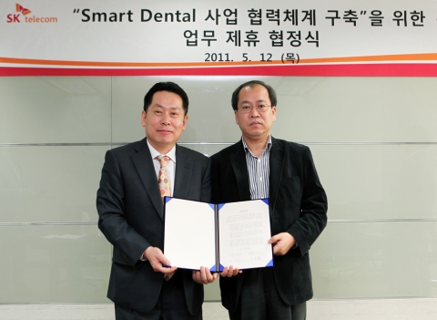 SK텔레콤 신창석 기업사업본부장(사진 왼쪽)과 바텍코리아 노창준 회장(사진 오른쪽)이 12일 SK텔레콤 남산사옥에서 치과를 중심으로 한 스마트 헬스 사업 공동 추진을 위한 협약을 체결했다.