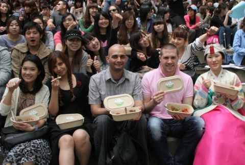 제 15회 경희 외국인 한마당에 참가한 외국인 유학생들이 글로벌 한식브랜드 비비고에서 협찬한 비빔밥을 먹으며 넘버원을 외치고 있다. 이날 행사에는 외국인 유학생과 유학생 도우미, 외국인 교원 등 총 60여 개국 1,000여명이 참가했다.