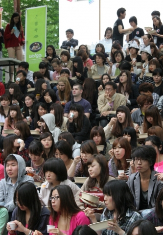 한국어를 배우기 위해 한국에 온 외국인 유학생들이 제 15회 경희 외국인 한마당에 참가해 글로벌 한식브랜드 비비고가 협찬한 한국의 대표 음식 비빔밥을 즐기고 있다.