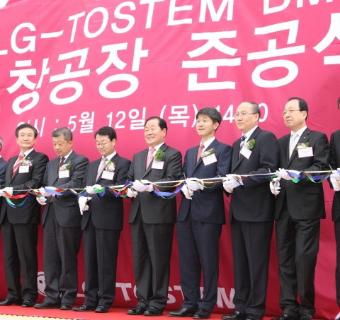 LG하우시스가 충북 오창에 알루미늄창호공장을 완공하고 준공식을 가졌다. (사진 오른쪽부터 이태호 청주상공회의소 회장, 한명호 LG하우시스 대표, 조준호 (주)LG 대표이사, 김종록 충청북도 정무도지사, 박승배 (주)LG-TOSTEM BM 대표이사, 우시오다 요이치로 릭실社 회장, 변재일 국회의원)