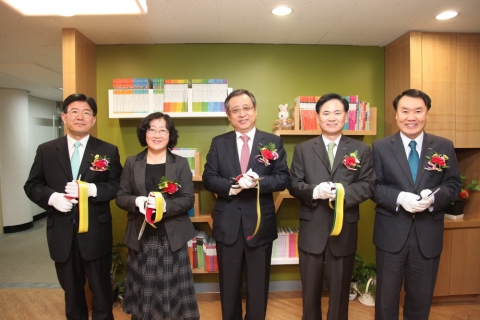부터 한국정책금융공사 김영준 투자금융부장, 동천요양원 이혜순 원장, 한국정책금융공사 유재한 사장, 최봉식 경영기획본부장, 김철신 홍보실장