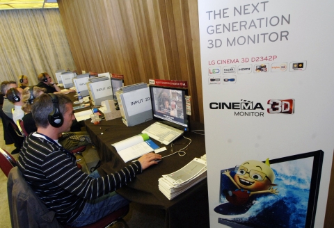 12일 서울 여의도 63빌딩 컨벤션센터에서 열린 '세계 공영TV 서울총회(INPUT 2011)'의 '3D 세션'에서 참석자들이 LG 시네마 3D 모니터를 사용해보고 있다.