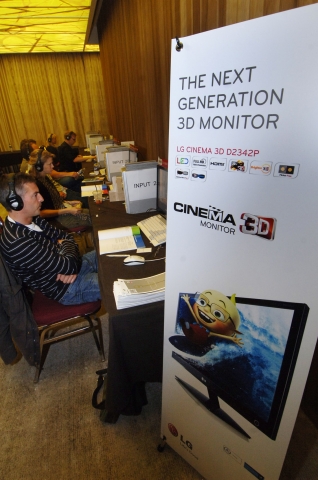 12일 서울 여의도 63빌딩 컨벤션센터에서 열린 '세계 공영TV 서울총회(INPUT 2011)'의 '3D 세션'에서 참석자들이 LG 시네마 3D 모니터를 사용해보고 있다.
