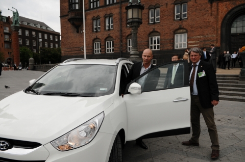 사진은 얄테 아베르크(Hjalte Aaberg) 코펜하겐 CEO가 시승하는 모습