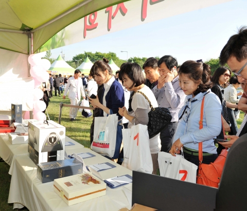 13일 강서구 오쇠동 아시아나타운에서 열린 '제7회 아시아나 바자회'에서 아시아나 임직원들이 바자회 물품들을 살펴보고 있다.