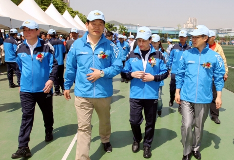 한국지엠은 5월 가정의 달을 맞아 14일, 부평, 군산, 창원, 보령 등 전 사업장내 임직원들과 가족을 사내 운동장으로 초청, ‘한국지엠 어울림 한마당’ 행사를 성황리에 개최했다. 사진은 추영호 노종조합 지부장(사진 왼쪽), 송영길 인천시장(사진 왼쪽에서 두번째), 마이크 아카몬(Mike Arcamone) 사장(사진 오른쪽 두번째), 홍영표 의원(사진 왼쪽)이 행사장을 둘러보며 한국지엠의 새로운 브랜드 쉐보레의 국내 안착을 기원해주며 이야기 나누는 모습