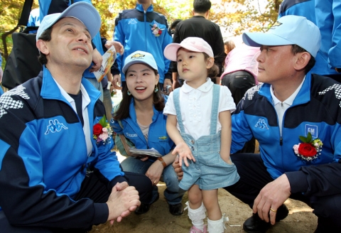 마이크 아카몬(Mike Arcamone) 사장과 추영호 노종조합 지부장이 행사장을 돌며 직원 및 직원 가족과 인사 나누는 모습.