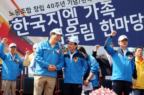 송영길 인천시장(사진 왼쪽), 마이크 아카몬(Mike Arcamone) 사장(사진 가운데), 추영호 노종조합 지부장(사진 오른쪽)이 성황리에 마친 행사를 축하하는 모습.