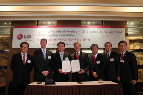 16일 그랜드하얏트서울 호텔에서 노환용 AE사업본부장(왼쪽에서 세번째)과 로버트 맥도넬 美버지니아주 주지사(왼쪽에서 네번째)는 에너지 효율 극대화를 위한 양해각서(MOU)를 체결하고 태양광사업, 고용창출 및 친환경 에너지 부문 협력 등 다양한 분야에 대해 논의했다.