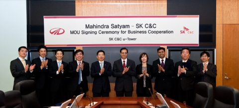 사진은 MOU 이후 SK C&C G&G 부문장 한범식 전무(사진 왼쪽에서 다섯번째)와 Rohit Gandi 마힌드라 새티암 AP 총괄 부사장(사진 왼쪽에서 여섯번째) 등이 참석한 가운데 기념사진을 찍는 모습