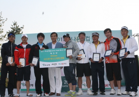 지난 15일 서울 올림픽공원 테니스코트에서 열린 ‘제3회 하나은행컵 KATA (Korea Amateur Tennis Association)  투어 테니스대회’의 결승전 후,  김정태 하나은행장이 남녀 각 6개 부문 수상자와 기념촬영하고 있는 모습