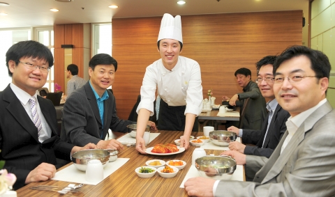 "교수님 고맙습니다"  건국대 '김치CEO' 노광철씨 스승의 날 김치 기부 대학생이면서 연 매출 6억 원의 김치 사업을 하며 이익금으로 무의탁 노인들에게 사랑의 김치 기부를 하고 있는 건국대 노광철(24, 전기공학과 3년) 학생이 16일 스승의 날을 맞아 자신의 사업마인드를 키워준 대학 교수들에게 김치 80kg을 기부했다. 노씨가 16일 낮 건국대 교수식당에서 교수들에게 김치를 서비스 있다.