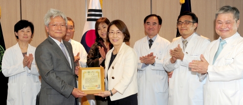 건국대 의학전문대학원 황태숙 원장(가운데)과 교수들이 16일 오후 김진규 총장(왼쪽 두 번째)에게 ‘의전원 발전기금’을 전달하고 있다.