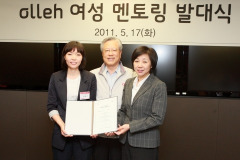 KT 이석채 회장(사진 중앙)이 '올레 여성멘토링 멘토 결연증서'를 교환한 SI부문 송정희 부사장(오른쪽)과  권혜진 인터넷구축팀장(왼쪽)과 함께 기념사진을 찍고