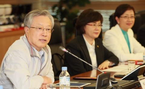 KT 이석채 회장이 17일 서초사옥 올레캠퍼스에서 열린 '올레 여성멘토링' 결연식에 참석하여 격려사를 하고 있다.