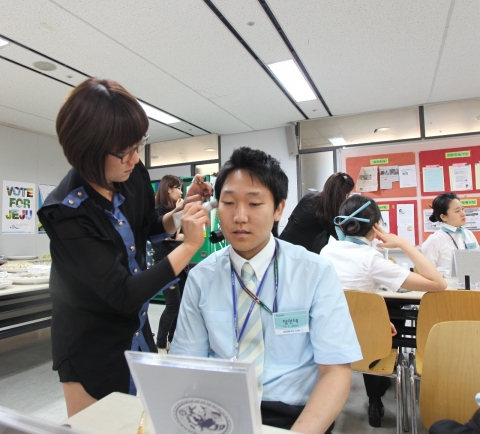 대한항공은 5월 17일 오전 인천공항에서 인천여객서비스지점 남녀 직원 100명을 대상으로 메이크업과 매너 교육을 실시했다. 사진은 메이크업 전문가가 남직원을 대상으로 메이크업 방법