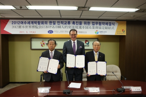 MOU 체결 사진 (왼쪽부터 니카이 도시히로 (사)전국여행업협회 회장, 이참 한국관광공사 사장, 강동석 2012 여수세계박람회조직위원회 위원장)