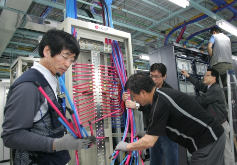 LG유플러스(부회장 이상철/ www.lguplus.com)는 4세대 LTE 도입으로 인한 데이터 트래픽 증가에 효율적으로 대응하기 위해 대용량 광전송장비 ‘ROADM(로드엠)’ 등 초고속 LTE 서비스 제공을 위한 광전송망 구축에 들어갔다. 사진은 LG유플러스 엔지니어들이 서울 남대문 소재 중앙국사에서 광전송장비 ‘ROADM(로드엠)’을 설치하고 있는 모습.