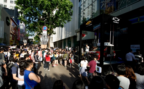 한국지엠 소형차 쉐보레 아베오(Aveo)가 펀 드라이빙(Fun Driving) 제품 컨셉트에 맞춰 이색 거리 이벤트를 열고 축제 시즌을 맞은 대학 캠퍼스를 찾는다. 지난 17일부터 20일까지 열리는 한양대학교 축제에서는 인기 DJ Pumkin과 래퍼 Jazzyfact가 아베오 디제이 파티를 매일 개최하며, 젊음의 거리 명동 눈스퀘어에서는 다음달 12일까지 DJ Freekey가 아베오 디제이카(DJ Car)와 함께 거리 공연을 펼친다.