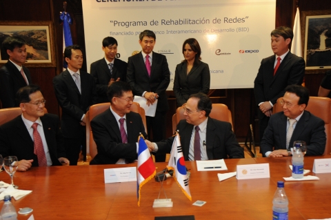 왼쪽에서 두번째 한전 해외사업운영처장 이장표, 왼쪽에서 세번째 도미니카 전력청장 Celso Maranzzini(셀소 마란찌니)