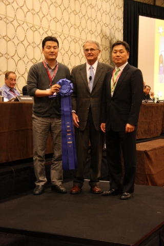 삼성전자가 세계정보디스플레이학회(SID, Society of Information Display)가 주최하는 '디스플레이 위크 2011' 전시회에서 70인치 UD 240Hz 3D 기술로 BIS(Best In Show) 어워드(대형 부문)를 수상했다. 시상식에서 삼성전자 LCD사업부 박재우 상무(오른쪽)가 세계정보디스플레이학회 관계자(가운데)와 상을 상징하는 푸른 리본을 들고 포즈를 취하고 있다.