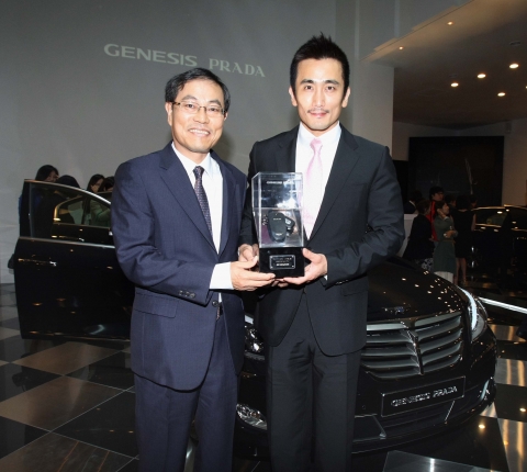 양승석 현대차 사장(사진 왼쪽)이 배우 차인표씨(사진 오른쪽)에게 ‘제네시스프라다’ 1호차 키를 전달하고 있는 모습.