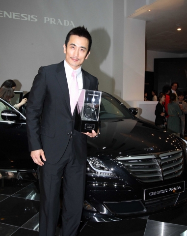 ‘제네시스 프라다’ 1호차의 주인공인 배우 차인표씨가 제네시스 프라다 옆에서 포즈를 취하고 있는 모습 (신애라씨는 촬영 스케줄 등으로 참석하지 못해 차인표씨가 대표로 증정 받음)