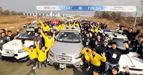 사진은 2010년 ‘미래자동차 기술공모전’에 참가한 대학(원)생 및 자율주행자동차