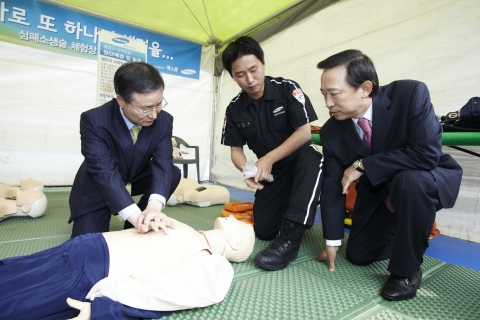 삼성화재는 서울시와 공동으로 19일부터 3일간 서울 여의도공원에서 「2011 세이프서울(Safe Seoul)」축제를 개최한다.  행사에 참가한 지대섭 삼성화재 사장(왼쪽 첫번째)이 안전요원의 안내에 따라 심폐소생술을 시연하고 있다.