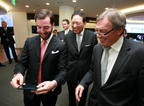 5월 19일 룩셈부르크의 기욤 드 룩셈부르크(Guillaume De Luxembourg) 왕세자와 경제사절단 일행이 삼성전자 디지털 시티를 방문하여, 전략 스마트폰 갤럭시S II를