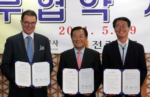 한국관광공사, 전라남도와 신안군은 19일 전남도청 서재필실에서 신안군 섬에 대한 관광자원개발과 관광투자유치, 섬 홍보 및 해외 관광객 유치에 관한 업무협약을 체결했다. 
이참 한