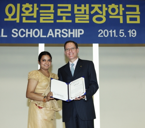 래리 클레인 외환은행장이 19일 외환은행 본점에서 국제적 인재 양성과 국제 교류 활성화 등을 위해 2011년 외환글로벌장학금을 수여한 후, 스리랑카 출신 차투리카(건국대학교 대학원 석사과정) 장학생과 함께 기념촬영을 하고 있다.
