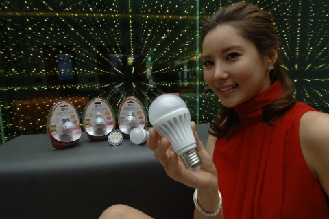 LG전자 모델이 LG트윈타워에서 기존 백열등을 대체하는 7.5W LED 램프 'A19'와 할로겐 램프를 대체하는 4W LED 램프 'MR16' 신제품을 선보이고 있다.