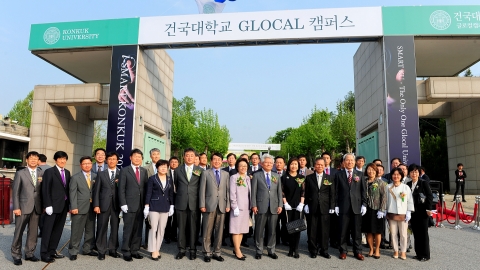 건국대는 학원창립 80주년을 맞아 충북 충주시 단월동에 위치한 제2캠퍼스인 충주캠퍼스의 명칭을 ‘GLOCAL(글로컬) 캠퍼스’로 변경하고  19일 캠퍼스 명칭 선포식과 표지석 제막식을 열었다. 학교 관계자들과 학생 대표들이 새로운 정문 앞에서 기념촬영을 하고 있다.