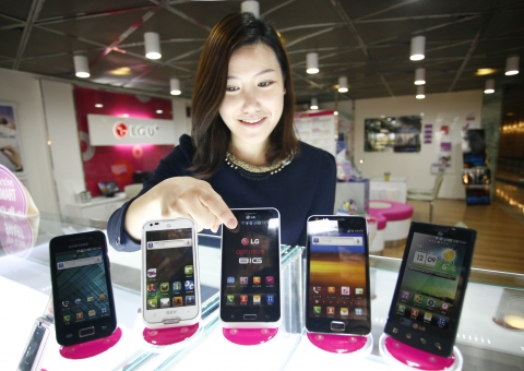 LG유플러스(부회장 이상철 / www.lguplus.com)가 최신 스마트폰으로 교체하고자하는 고객들을 위해 개인별 스마트폰 실구매가 정보를 제공하는 ‘보상기변 라운지’를 운영한다.