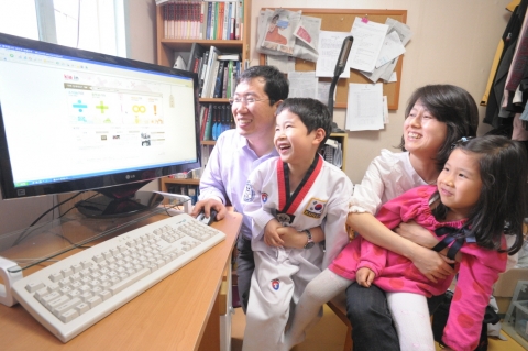 기아자동차㈜는 직원들의 일과 삶의 균형(Work Life Balance, WLB)의 일환으로 임직원과 가족들을 위한 홈페이지 ‘기아인(http://kiain.kia.co.kr)’을 구축하고 23일부터 본격 가동에 들어간다.  ‘가족친화경영’의 일환으로 마련된 기아차 가족 홈페이지는 웹상에서 다양한 회사소식, 가족들을 위한 복지제도 및 행사 안내, 온라인 교육 컨텐츠, 각종 생활 정보 등을 전달하는 공간으로 꾸며질 계획이다.  사진은 기아차 직원가족들이 새롭게 선보이는 가족 홈페이지 ‘기아인’을 보고 있는 모습