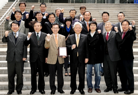 건국대 수의과학연구소 소속 교수와 연구원, 학생들이 지난해말과 올해 초 구제역 방역 자원봉사활동을 한 공로로 올 3월10일 총장 특별봉사상을 수상한 후 기념촬영을 하고 있다.