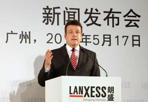 랑세스 중국 마틴 크래머(Martin Kraemer) 사장이 5월 17~20일 중국 광저우에서 열린 ‘차이나플라스 2011’ 참가를 기념해 열린 기자 간담회에서 기조연설을 하고 있다.