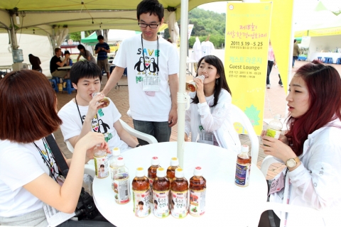 서울환경영화제 자원봉사자들이 협찬 받은 음료수를 마시고 있다.