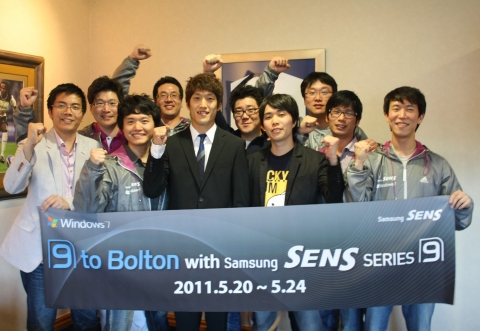 삼성전자가 센스 시리즈9 고객 대상으로 진행한 '9 to Bolton' 행사 당첨 고객들이 22일 볼턴 원더러스 FC 대 맨체스터 시티 FC의 시즌 마지막 경기관