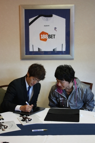 삼성전자가 센스 시리즈9 고객 대상으로 진행한 '9 to Bolton' 행사 당첨 고객 이용표 씨가 22일 경기 직후 자신의 '센스 시리즈9' 