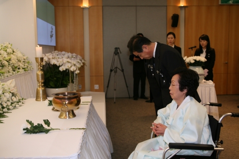 삼양사 김윤 회장을 비롯한 유가족이 헌화하고 있다.