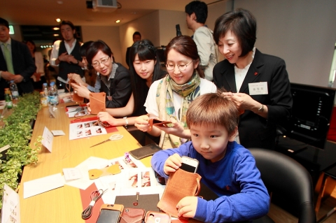 KT는 광화문 올레스퀘어에서 VIP고객들을 위한 이벤트로 최고급 아이폰 가죽케이스를 만드는 행사를 진행했으며 고객들과 여성임원들이 함께 소통의 자리도 가졌다.
송정희 부사장(SI