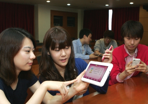 광운대학교 캠퍼스내에서 재학생이 스마트폰, 태블릿PC를 이용, 와이파이망에 접속해 데이터 통화료 없이 학사관리서비스를 이용하고 있는 모습.