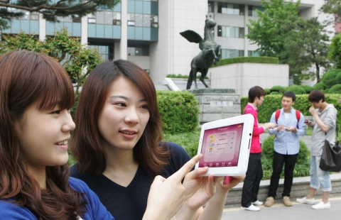 광운대학교 캠퍼스내에서 재학생이 스마트폰, 태블릿PC를 이용, 와이파이망에 접속해 데이터 통화료 없이 학사관리서비스를 이용하고 있는 모습.