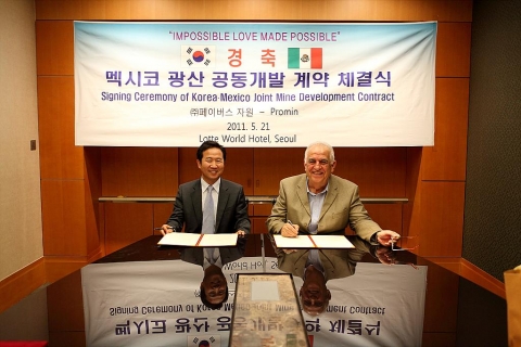 5월 21일 롯데월드호텔에서 민병도 페이버스그룹 회장과 Jorge Toree 프로민그룹 회장이 멕시코 광산 공동개발 계약 체결식에서 계약서에 서명하고 있다.