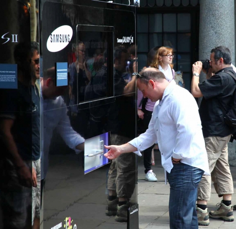최근 영국 런던 코번트가든(covent garden)에서 진행된 '갤럭시S Ⅱ' 언박싱(unboxing) 행사 사진